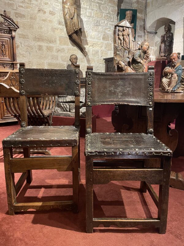 DEUX CHAISES EN CUIR ESPAGNOLES