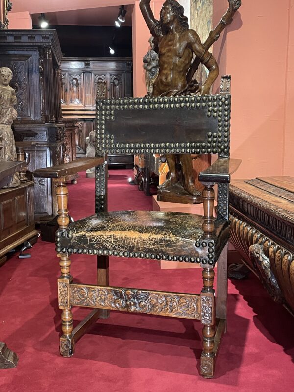 BEAU FAUTEUIL EN NOYER SCULPTÉ DE LA RENAISSANCE